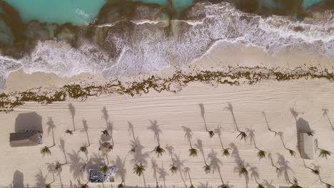 Wellen-Brechen-Am-Tropischen-Sandstrand-Von-Cancun