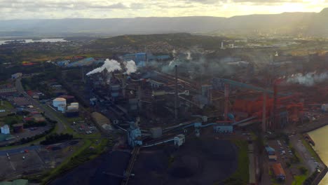 Rauch-Aus-Schornsteinen-In-Einer-Industriefabrik-An-Der-Küste-Von-Wollongong-In-Australien