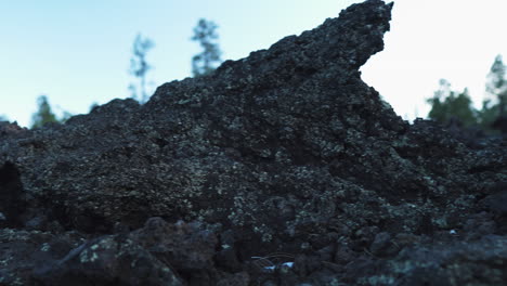 Volcán-Rocoso-Rocas-De-Lava,-Primer-Plano,-Carro-A-La-Izquierda