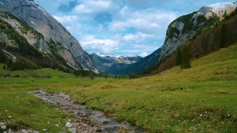 Idyllische-Ahornboden-bergschlucht-Mit-Dem-Fluss-Rissach-Mit-Frischem-Blauem-Wasser,-Das-Grüne,-üppige-Felder-In-Den-Bayerischen-österreichischen-Alpen-Hinunterfließt