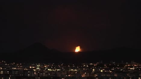 Vulkanschwaden,-Die-Nachts-über-Reykjavik,-Der-Hauptstadt-Islands,-Aufsteigen---4K-Video-Zoomen