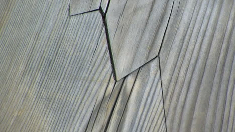 Nahaufnahme-Detail-Einer-Komplizierten-Reparatur-Von-Beschädigtem-Holz-Im-Traditionellen-Japanischen-Stil