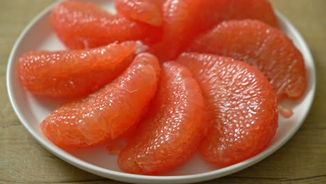 Frische-Rote-Pampelmuse-Oder-Grapefruit-Auf-Dem-Teller