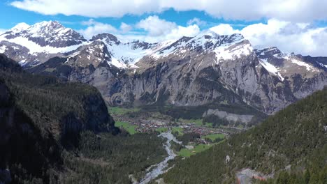 Vuelo-De-Drones-Sobre-Un-Hermoso-Valle-Glaciar-Alpino-Y-Un-Vasto-Paisaje-Montañoso