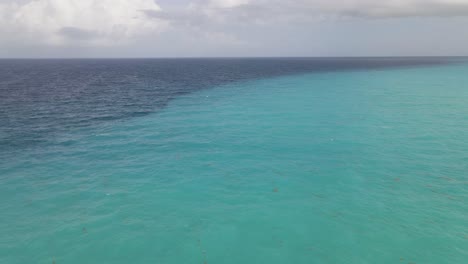 Vibrantes-Aguas-Azules-Y-Turquesas-Del-Océano-Caribeño-En-Cancún,-México---Antena