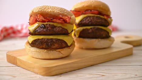 Hamburger-Oder-Rindfleischburger-Mit-Käse-Und-Speck---Ungesunder-Essensstil