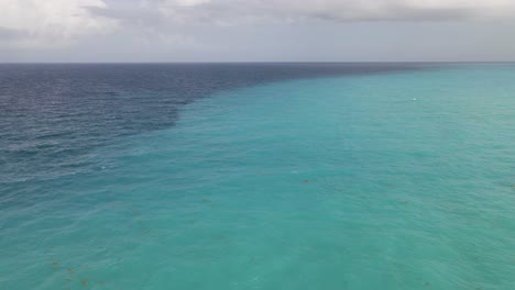 Cancún-Océano-Atlántico,-Toma-Aérea-Sobre-El-Mar-Mexicano-Azul-Turquesa