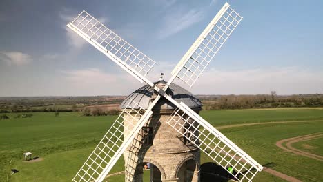 Chesterton-White-Stone-Zylinder-Gewölbter-Turm-Windmühle-Luftbild-Wegziehen-Enthüllend-Ländliche-Landschaft