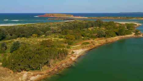 Türkisfarbenes-Wasser-Und-üppige-Vegetation-Am-Strand-Von-Wollongong-In-Australien---Drohnenaufnahme-Aus-Der-Luft
