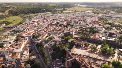 Castillo-Morisco-En-La-Parroquia-Civil-De-Silves-Rodeado-Por-El-Paisaje-Verde-Del-Algarve