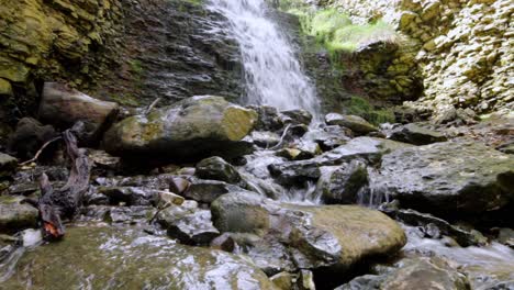 Felsen-Am-Grund-Eines-Wasserfalls