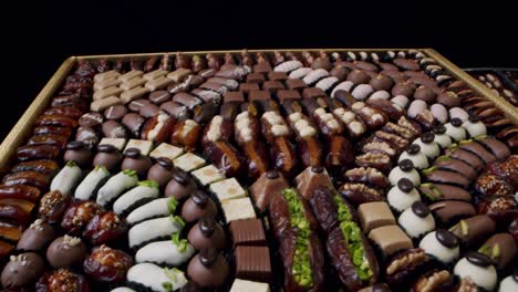 Deliciosos-Dátiles-Gourmet-De-Color-Chocolate-En-Exhibición---Primer-Plano
