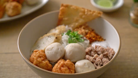 Würzige-Kleine-Reisbandnudeln-Mit-Fischbällchen-Und-Garnelenbällchen-Ohne-Suppe---Asiatische-Küche