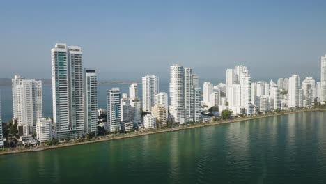 Schöne-Weiße-Wolkenkratzer-An-Der-Karibischen-Küste-Von-Cartagena