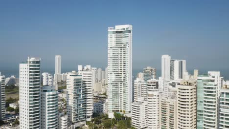 Die-Drohne-Enthüllt-Cartagenas-Wunderschöne-Küste-Voller-Weißer-Wolkenkratzer