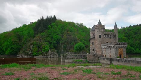 Las-Ruinas-Del-Chateau-De-La-Roche-A-Lo-Largo-De-Las-Orillas-Del-Río-Loira-Francia