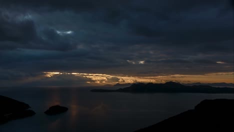 Atemberaubender-Zeitraffer-Glänzender-Sonnenstrahlen-Durchdringen-Wolken,-Um-Sich-Auf-Meerwasser-In-Der-Nähe-Der-Insel-Mallorca-Zu-Reflektieren