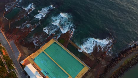 Top-View-Of-The-Continental-Pool-At-The-Shoreline-Of-Wollongong-North-Beach-At-Dusk-In-NSW,-Australia