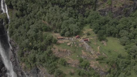 Vista-Aérea-De-La-Granja-Knivsflå-En-El-Fiordo-De-Geiranger,-Noruega
