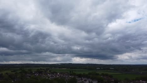 Eine-Schwere-Graue-Wolke,-Die-In-Einer-Ländlichen-Stadt-Im-Süden-Englands-Stark-Zu-Regnen-Beginnt