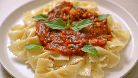 Farfalle-Nudeln-Mit-Basilikum-Und-Knoblauch-In-Tomatensauce---Italienische-Küche