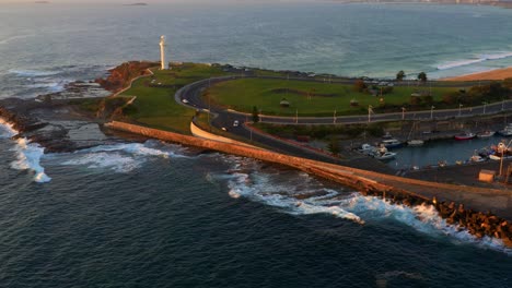 Scenery-Of-Flagstaff-Point-Lighthouse-At-The-Headland-Of-Wollongong-Beach-In-NSW,-Australia