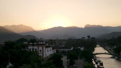Sunset-setting-behind-the-mountains-of-Parati,-Rio-de-Janeiro,-Brazil