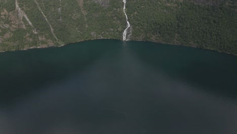 Luftaufnahme-Des-Bringefossen-Mit-Grünem-Berg-Im-Geirangerfjord,-Norwegen