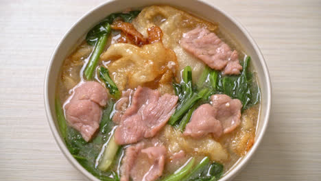Noodles-with-Pork-in-Gravy-Sauce---Asian-food-style