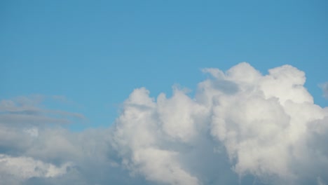 Regenwolken-Bewegen-Sich-Schnell-Am-Blauen-Himmel