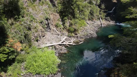 Luftflug-Mit-Verstecktem-üppigem-Wasserfall-Mit-Bach-In-Patagonien-Bei-Sonnenlicht-Im-Sommer,-Argentinien