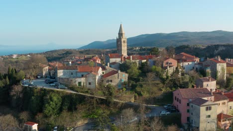 Paisaje-Urbano-Medieval-De-Labin-En-La-Cima-De-Una-Colina-En-Istria,-Croacia