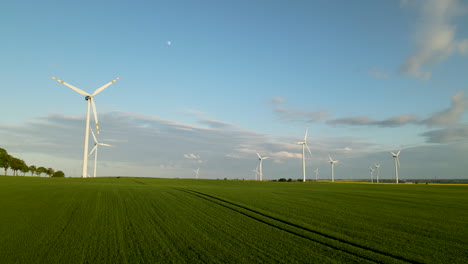 Windkraftanlagen-Auf-Der-Grünen-Wiese-Auf-Dem-Land-Polen,-Luftbild