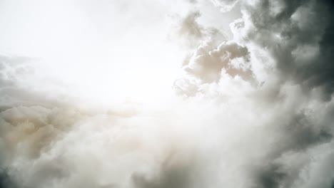 Sol-Detrás-De-Las-Espesas-Nubes-Cumulonimbus-En-El-Cielo