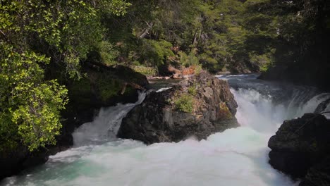 Luftüberführung,-Die-Wasser-Mehrerer-Wasserfälle-Im-Nationalpark-Von-Patagonien,-Argentinien,-Spritzt