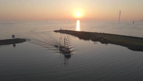 Fishing-boat-arrives-back-at-harbor-after-morning-trip-in-IJsselmeer-lake