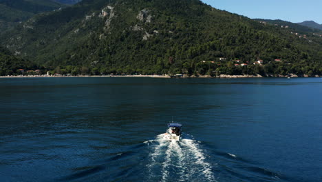 Barco-De-Pesca-Navegando-En-El-Mar-De-Regreso-Al-Puerto-De-Moscenicka-Draga-En-Croacia