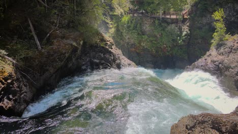 Luftüberführung-Mystischer-Versteckter-Wasserfall-In-Patagonien-An-Sonnigen-Tagen,-Umgeben-Von-Wald-In-Argentinien