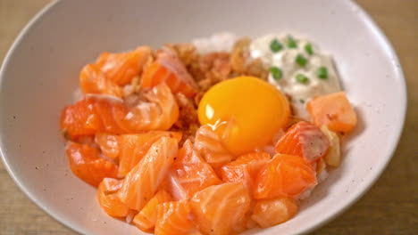 Arroz-Japonés-Con-Salmón-Fresco-Huevo-Crudo-Y-En-Escabeche---Estilo-De-Comida-Asiática