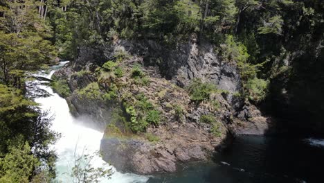 4k-Luftbahnaufnahme-Von-Schönen-Friedlichen-Wasserfällen-Im-Dschungelwald-Von-Patagonien