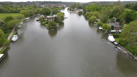 Río-Támesis-Drone-Vista-Sobre-La-Isla-En-Henley-On-Thames-Oxfordshire-Reino-Unido-Imágenes-Aéreas
