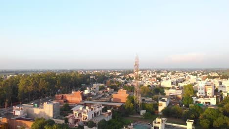 La-Torre-Móvil-Está-Ubicada-En-La-Zona-Residencial-De-La-Ciudad-De-Punjab