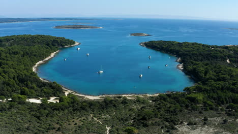 Picturesque-View-Of-Croatian-Beach-With-Yachts-At-Cape-Kamenjak-National-Park-Near-Pula-In-Istria,-Croatia