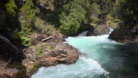 Luftflug-über-Versteckte-Wasserfälle-Im-Nationalpark-Von-Patagonien,-Argentinien