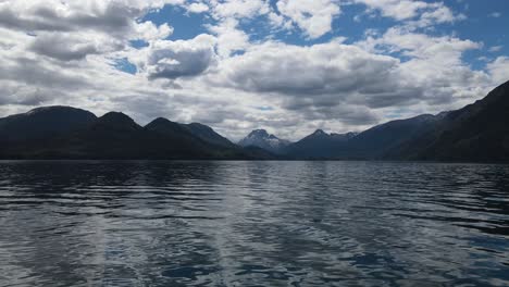 Luftüberführung-Idyllischer-See-In-Richtung-Silhouette-Der-Riesigen-Bergkette-Im-Hintergrund-Während-Bewölkter-Tage-In-Patagonien,-Argentinien