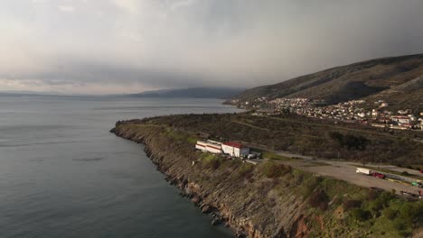 Tolle-Mittelmeerstadt-In-Kroatien-An-Einem-Sonnigen-Tag-Mit-Einigen-Wolken-über-Der-Stadt-Drohne-Flugzeug-Nach-Links-Geschwenkt