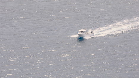 Kleines-Weißes-Fischerboot-überquert-An-Hellen-Sommertagen-Ruhiges-Wasser