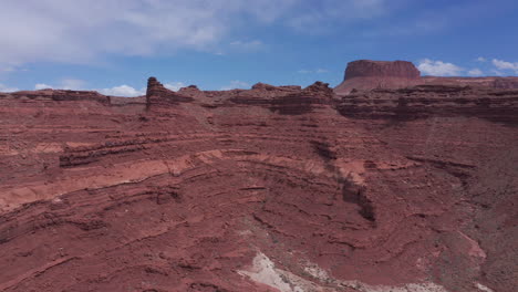 Beautiful-scene-of-red-rocks-in-Utah