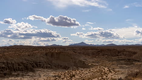Lapso-De-Tiempo-Panorámico-Del-Cañón-De-Roca-Roja-En-El-Desierto-De-Mojave-En-Un-Caluroso-Día-De-Verano-Con-Nubes-Ondulantes-Sobre-El-Terreno-Accidentado