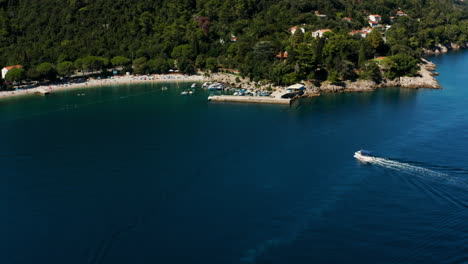Moscenicka-Draga-Beach---Fischerboot,-Das-Am-Hafen-Von-Moscenicka-Draga-In-Kroatien-Zurückkehrt